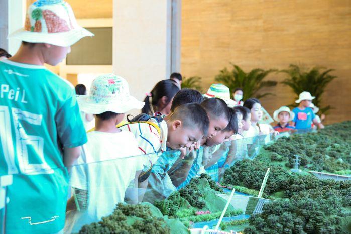 參觀長江流域梯級電站整理概貌沙盤 參觀長江流域梯級電站整理概貌沙盤