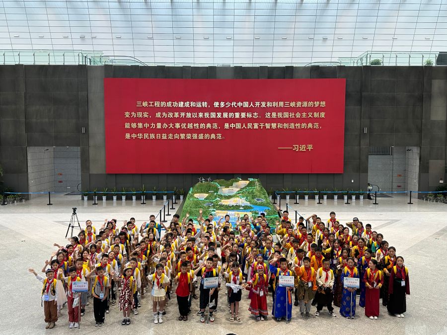 來自新疆、西藏、內蒙古、重慶等地的三峽娃娃在三峽工程博物館合影留念。黃欣拍攝